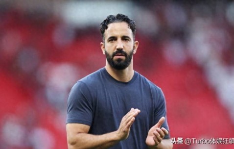 英超名帅拒续约静观其变，瞄准曼联帅位，只待阿莫林下课接手！