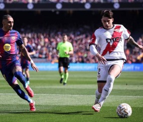 阿劳霍关键进球助巴塞罗那5连胜领跑西甲，领先皇马4分