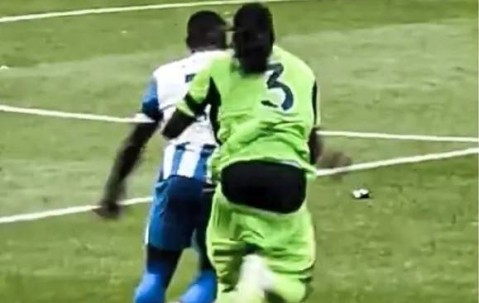 富勒姆球员巴锡边踢比赛边掉裤子，社媒回应：这场我肯定提好裤子