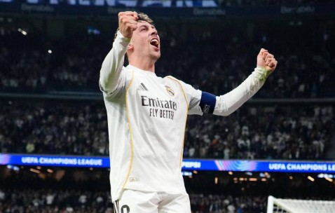 地球上最被低估的球员完成史诗之夜，22分钟内疯狂帽子戏法碾压曼城