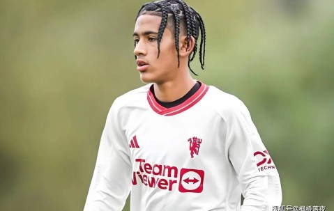 传奇退场！15岁天才顶上空缺？曼联两代希望错位，藏着怎样的未来