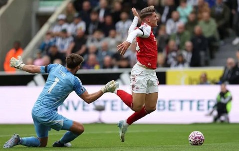 阿森纳赢了比赛却抱怨判罚？裁判专家解读：真正吃亏的是纽卡斯尔