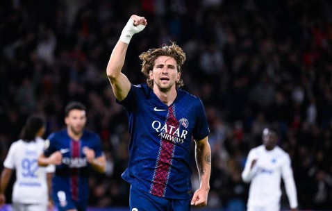 巴黎圣日耳曼2-0完胜欧塞尔，成功避免连败并反超马赛登顶法甲