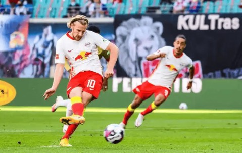 德甲激战：莱红牛主场剑指三分，奥格斯堡客场难逃败局？